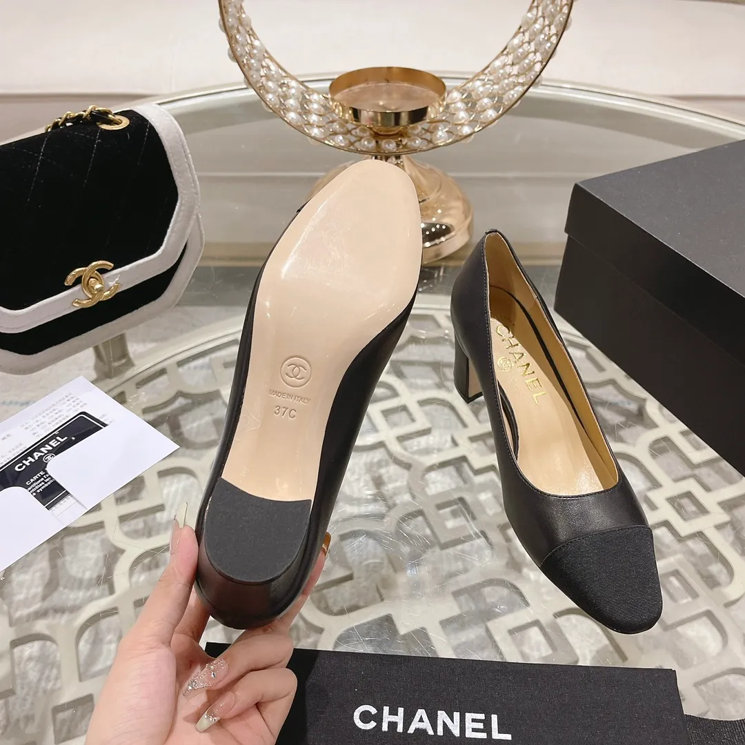 👟👟Ex-factory price 440👟👟 Chanel - Spring and summer classic color-blocked thick heel single shoes ⚠ Fashionable catwalk style ❤ Mixed splicing colors, empty toe style on the inside, 2.5cm thick heel with small logo embellishment, a fashionable interpretation! How to match the series to look good! Original customized wood-colored genuine leather outsole, imported sheepskin surface, goatskin lining for feet... 34-40 regular size (41.42.43 custom-made, non-returnable) 🎁Latest full set of packaging at the counter